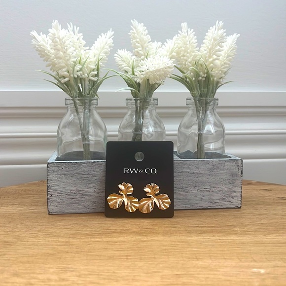 NWT- RW&CO Gold Earnings - Picture 1 of 3